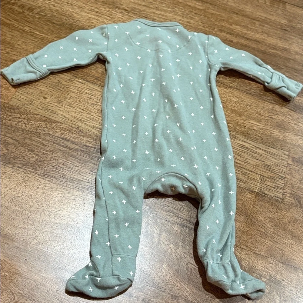 Q by Quincy Mae. Sleeper. Pajamas. Footed. Snaps up. 0-3 months